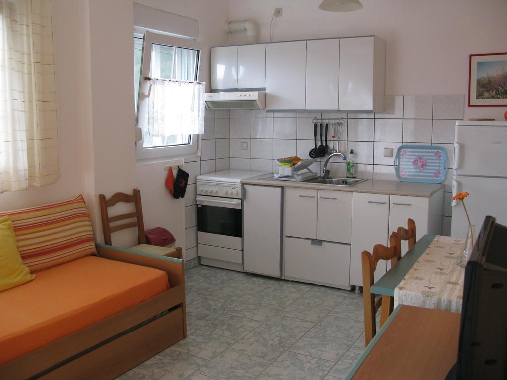 Seaview Aparthotel Nea Poteidaia Habitación foto