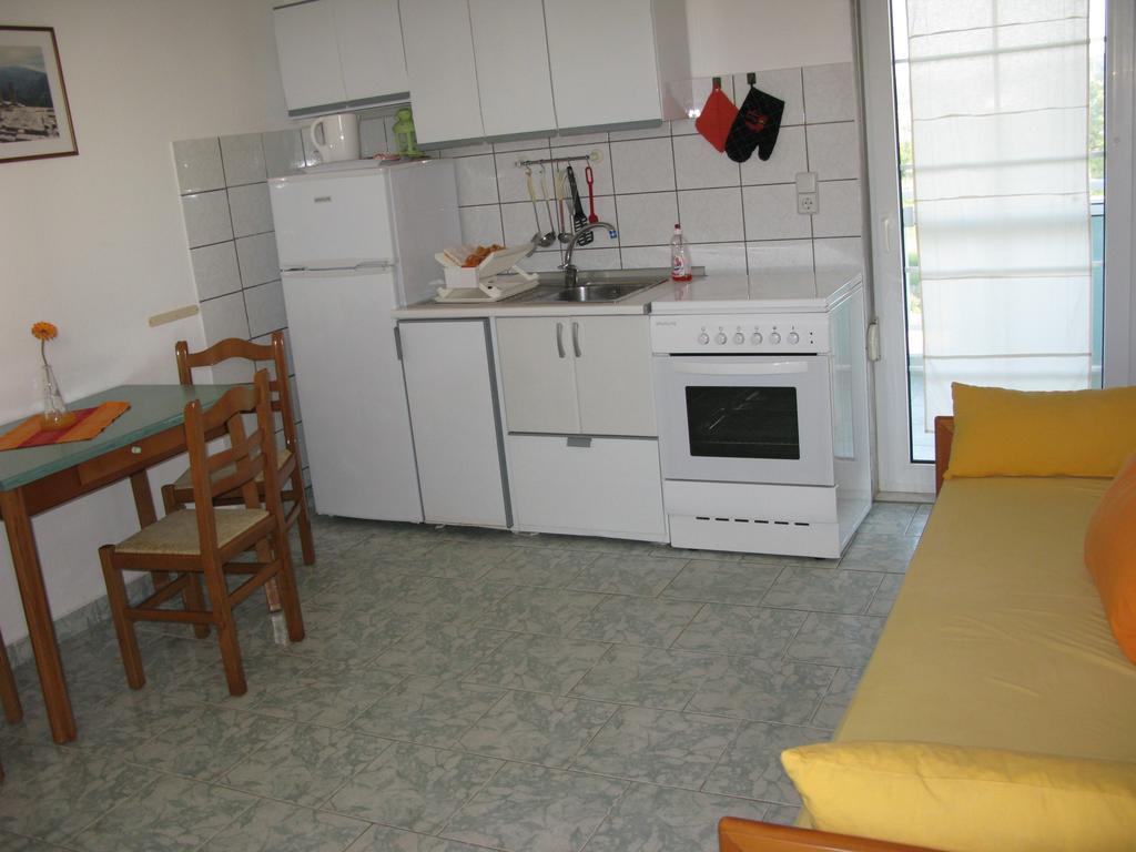 Seaview Aparthotel Nea Poteidaia Habitación foto